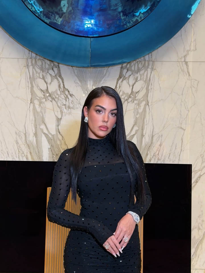 开云在线-顶流!乔治娜晒社媒总粉丝量,ins近7200万+tiktok突破2000万