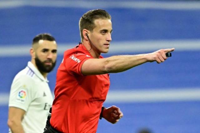 开云APP-【夜读】华丽转身，贝尔亮相高尔夫职业赛场