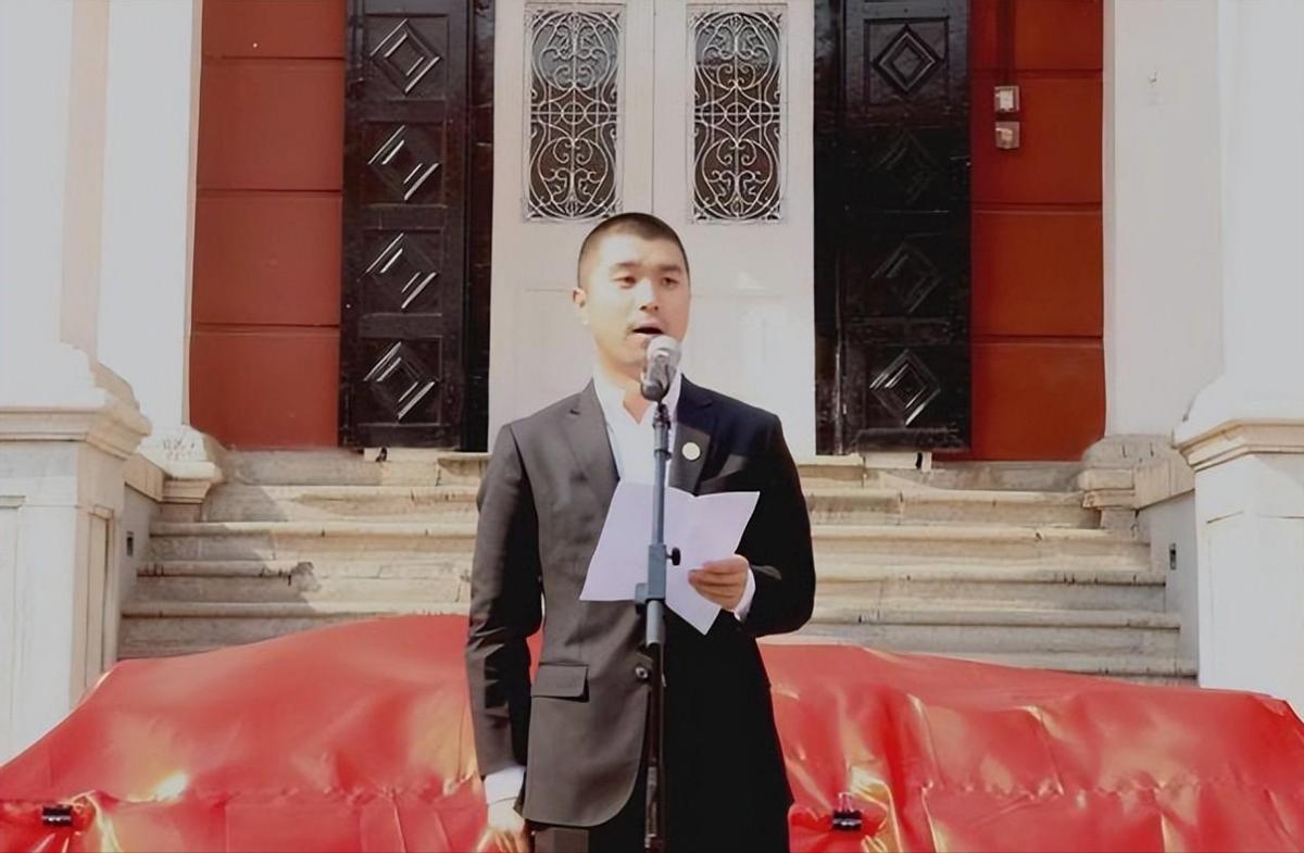 开云官网-卷走53亿！又一大佬带全家跑路，欠中国银行20亿，投资者血本无归