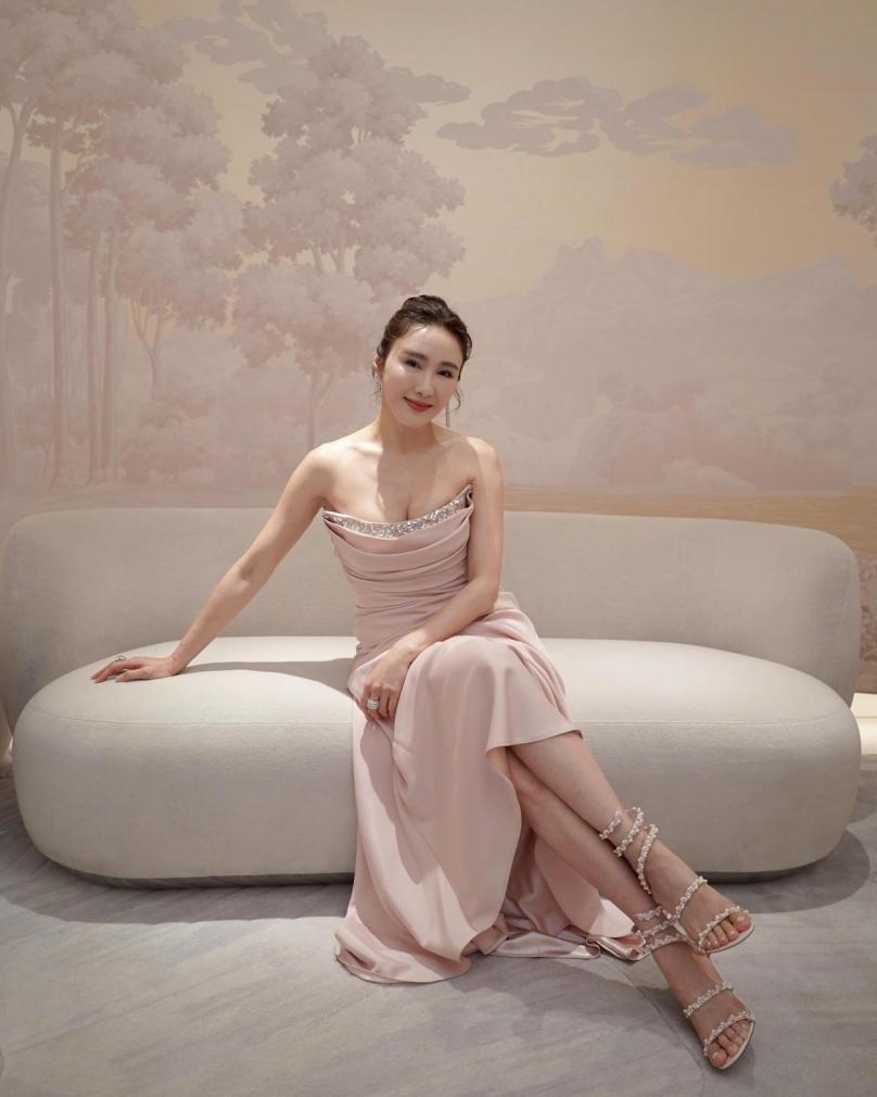 开云娱乐-黎姿太丰满了，真空穿紧身裙都兜不住好身材，我感慨富商真会选人