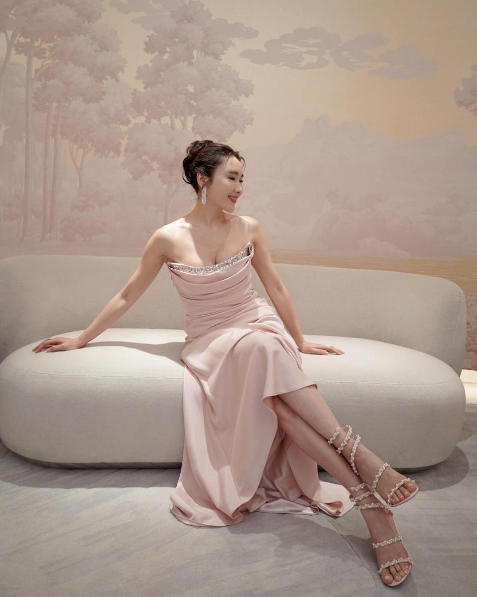 开云娱乐-黎姿太丰满了，真空穿紧身裙都兜不住好身材，我感慨富商真会选人