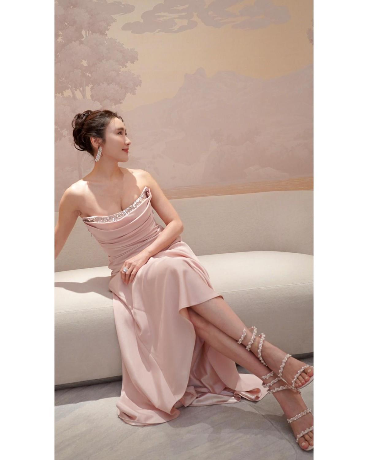 开云娱乐-黎姿太丰满了，真空穿紧身裙都兜不住好身材，我感慨富商真会选人