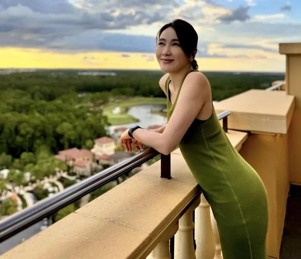 开云娱乐-黎姿太丰满了，真空穿紧身裙都兜不住好身材，我感慨富商真会选人