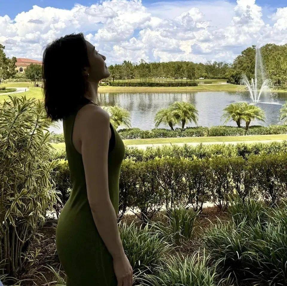 开云娱乐-黎姿太丰满了，真空穿紧身裙都兜不住好身材，我感慨富商真会选人