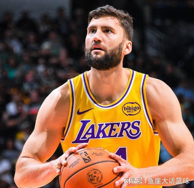 开云体育-湖人赢球后暴露隐患，詹姆斯创纪录！里夫斯摊牌，一人成无名功臣